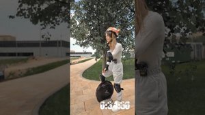Обучение езде на моноколесе.
