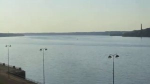 по Волге в Кинешме везут плавучий кран