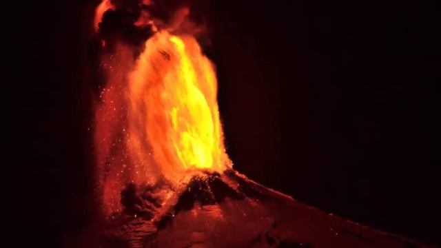 9 НЕВЕРОЯТНЫХ извержений вулкана снятых на камеру смотреть онлайн