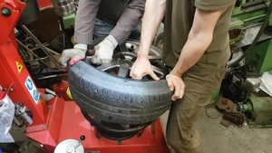 как одеть покрышку на диск руками