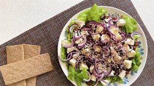 Рецепт салата с фасолью и мягким сыром, готовится просто и быстро ?
