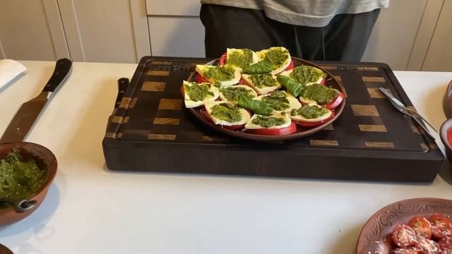 Итальянская КАПРЕЗА с сыром сулугуни!(Очень быстрая и вкусная закуска) смотреть онлайн