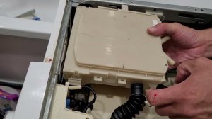 Течет стиральная машинка, причина