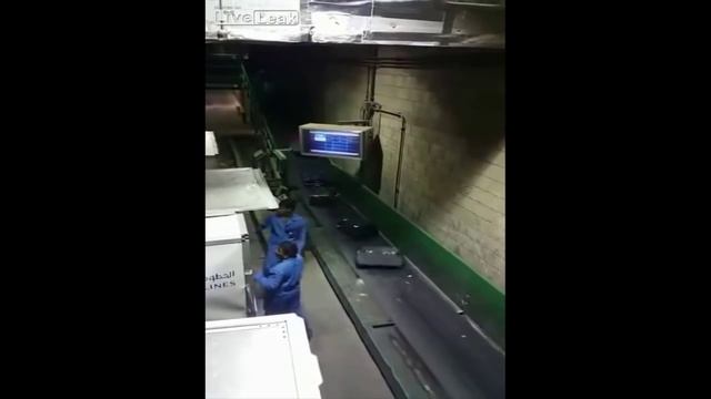 Работники аэропорта швыряют багаж пассажиров