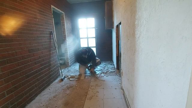 КАКИМ СПОСОБОМ ЛУЧШЕ ВЫРОВНЯТЬ ПОЛ ПОД ПЛИТКУ ЗА 5 МИНУТ TILE FLOOR IN 5 MINUTES смотреть онлайн