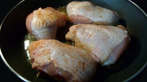 Куриные бедра, тушеные в сметане