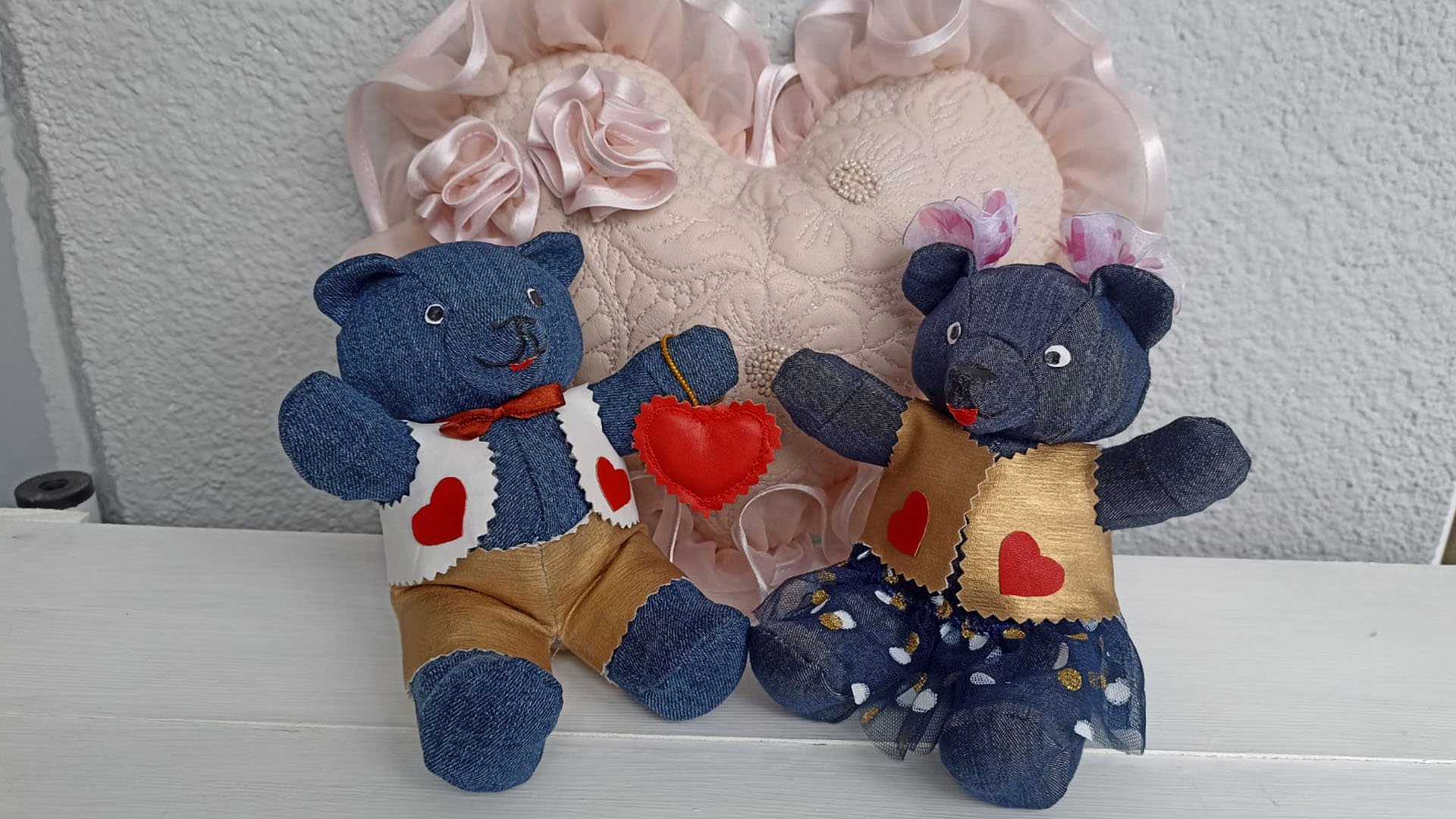 Решила порадовать близких и сшила его. Праздничный мишка Тедди. Мастер-класс смотреть онлайн