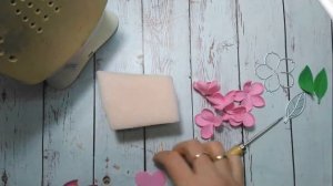 Цветы из фоамирана, заготовки вырубаем на машинке.Все очень просто!