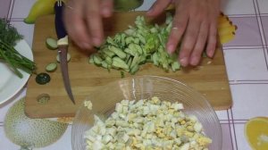 Салат с огурцом,яйцами и горошком.Проще не бывает