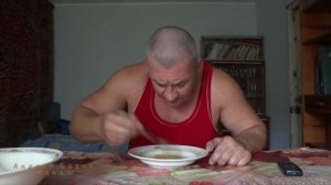 Дед кушает суп вилкой