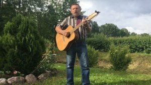 Красиво сыграл на гитаре и спел.Капали слёзы