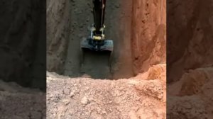 На экскаватор ковш установлен на оборот, подравнивает и копает