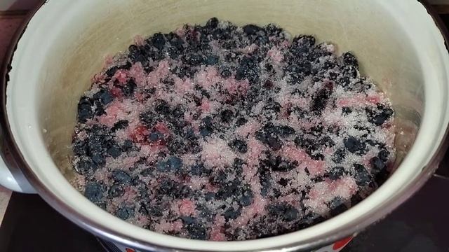 Жимолость на зиму / Густой и терпкий конфитюр из жимолости