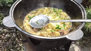 Готовим курицу с картошкой в казане на костре.