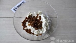 Сладкие треугольники из лаваша с творогом и изюмом на сковороде