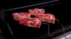 Стейк рибай на гриле с соусом и картошечкой