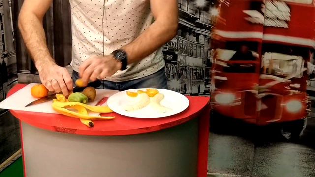 Мужчина на кухне. Необычный десерт.