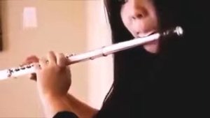 Beautiful girl playing the flute Красивая девушка играет на флейте