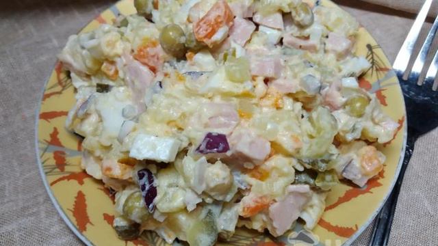 Салат Оливье с колбасой и маринованными огурцами