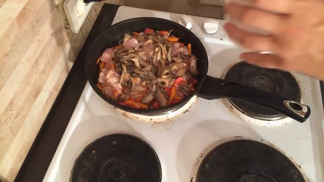 Курица с картошкой в горшочке. Необычайный аромат в горшочках!