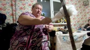 В соседней деревне у пряхи прядём кроличий пух. Обучающее видео прядение на веретене для новичков