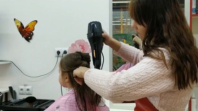 ДЕНЬ КРАСОТЫ ДЛЯ МИЛАНЫ/ ПОХОД В ПАРИКМАХЕРСКУЮ И НОВАЯ СТРИЖКА смотреть онлайн