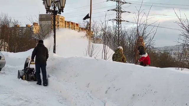 Красивое небо в 18 и 20 часов.Дети купаются в струях снега.18 марта.Мурманск. смотреть онлайн