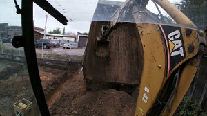 Для чего чешут кузов самосвала ? Работа экскаватора-погрузчика CATERPILLAR