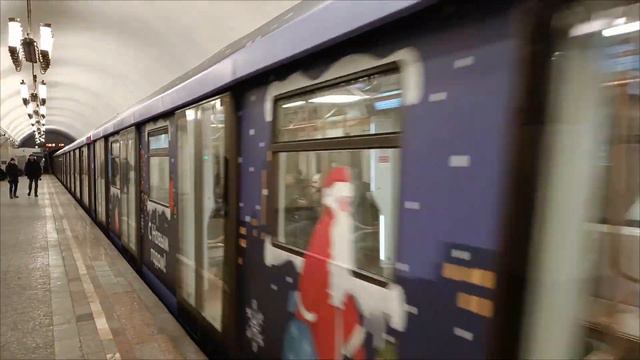 Новогодний поезд Москва 2020, на станции метро Курская. смотреть онлайн