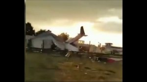 В Польше легкий самолет Cessna упал на ангар, где люди прятались от дождя. Инцидент произошел в дере