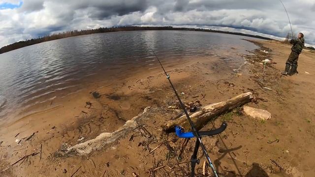 Рыбалка на фидер от первого лица! Пробный выход, весна 2022! Плотва и подлещик клевали... смотреть онлайн