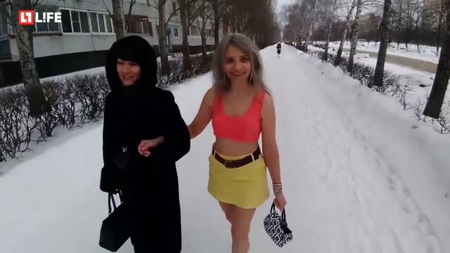 Ходит зимой в топике, мини юбке и босоножках смотреть онлайн