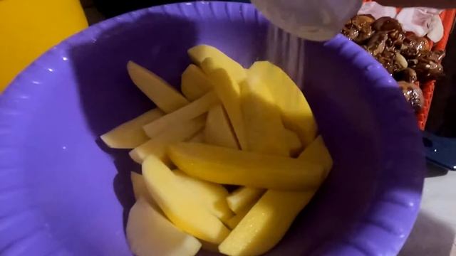 Крылья в соевом соусе с картошкой, жареной на соленом сале!!! смотреть онлайн