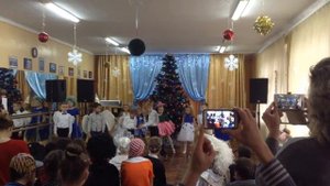 Новогодний праздник у меня в школе танец ангелов