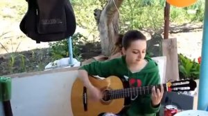 КРАСИВАЯ девушка с ГИТАРОЙ | Красиво ПОЕТ