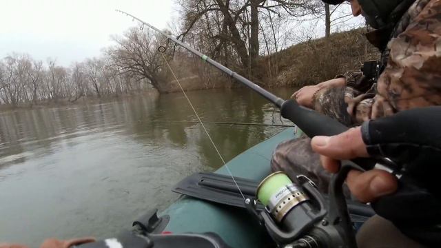 Небольшие судаки на микроречке сразу после схода льда в марте. Ловля спиннингом на джиг. Р. Любка. смотреть онлайн