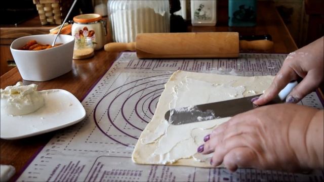 ЗАКУСОЧНЫЕ РУЛЕТИКИ СО СЛИВОЧНЫМ СЫРОМ И ЗАПЕЧЁНЫМ ПЕРЦЕМ
