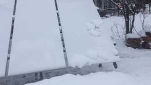 Как очистить солнечные батареи от снега и есть ли смысл это делать ?!