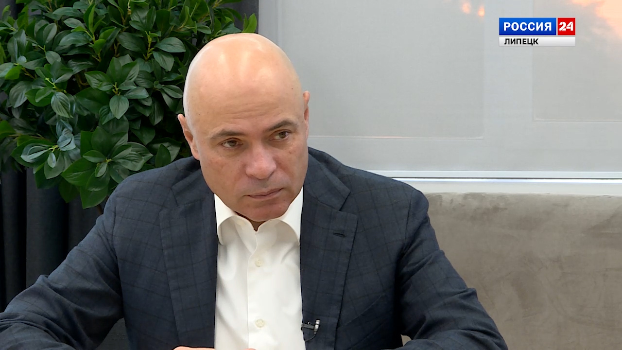 Игорь Артамонов проверил ход ремонта поликлиники на Тракторном в Липецке Добринс