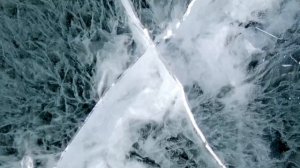 Завораживающий лед на водоёме в 2,7к 60fps. Кристаллы льда. Мистический лед. Зимний футаж.