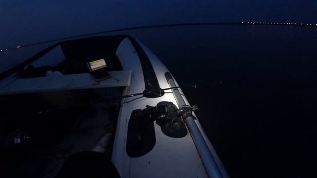 ЯМА МОНСТРОВ ОЖИЛА !!!! ВОДА КИПИТ ИЗНУТРИ !!!! ПОПАЛ НА ЖОР СОМА!!! РЫБАЛКА С НОЧËВКОЙ! смотреть онлайн