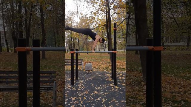 Необычные упражнения на брусьях! смотреть онлайн
