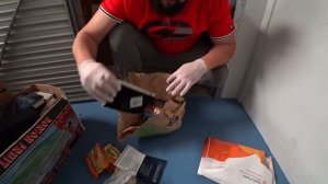Распаковка контейнера в США. Охранник букинист...