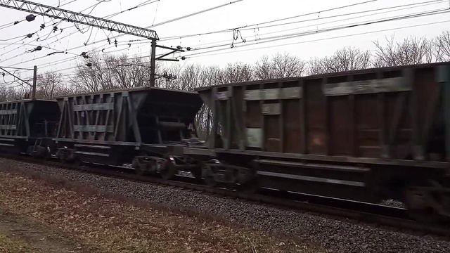 Электровоз ВЛ8м-1018 с грузовым поездом смотреть онлайн