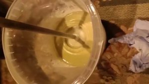 Готовим краску , замешиваем с наполнителем из молотового кварцевого песка