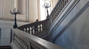 Искривление Перил Лестниц Без Каких Либо ШвовПространственная Геометрия в Палаццо Реале ди Милано.