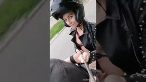 Мартина Кондор катается на байке в стрингах