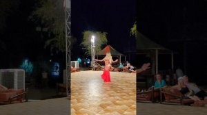 Жаркий танец живота в жаркой пустыне 💃 ОАЭ 🇦🇪 #путешествие #оаэ #танецживота