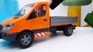 Ам Ням готовит овощной салат! Цвета и формы в видео для детей про игрушки и бассейн