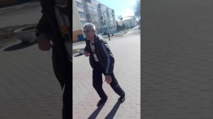 Пьяный танцует. Прикольный танец пьяного мужика.